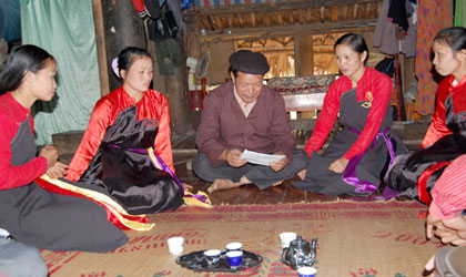 Nghệ nhân Nịnh Quang Thanh đang truyền dạy lại những giai điệu, câu hát Sình ca của dân tộc Cao Lan cho thế hệ trẻ.  (Ảnh: Thanh Chi)
